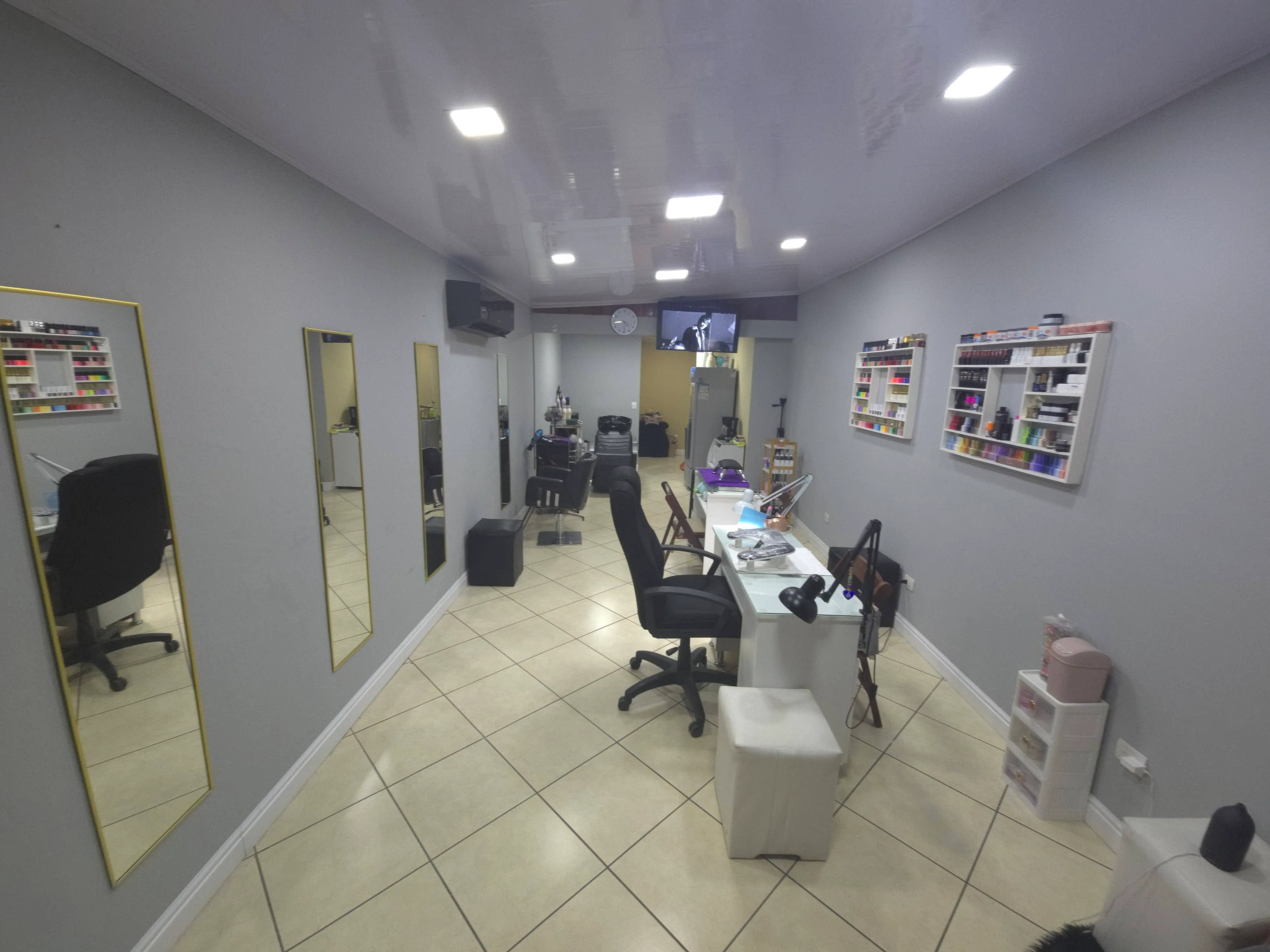 Elegant salon interior with luxury amenities at Mi Vida Salón